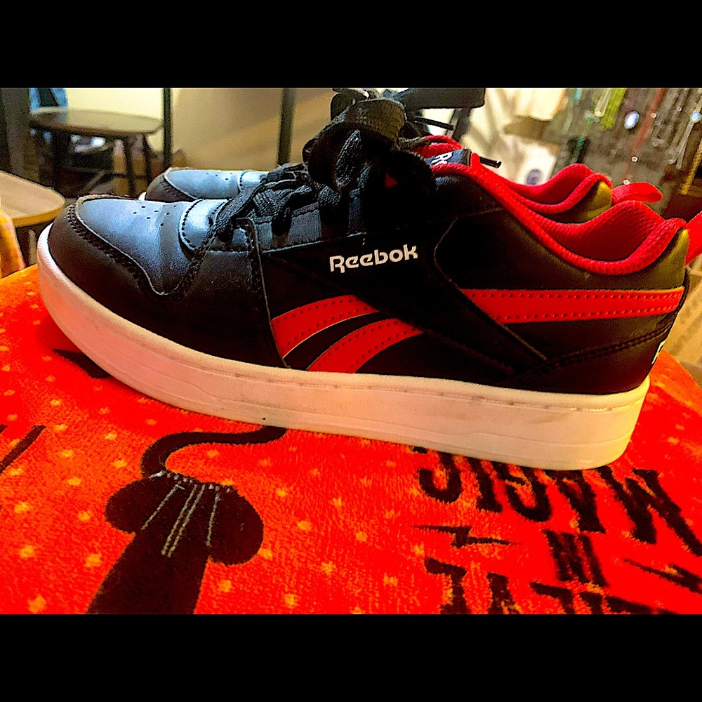 RARE Pair of old school Reeboks. Black and Red ❤️